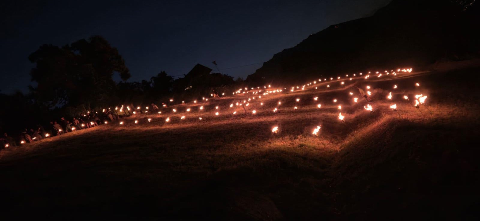 Upcycling der besonderen Art – Jutesäcke von Kuntrawant für das Herz-Jesu-Feuer